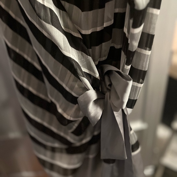 NY &CO sz : XL : stripes black white silver tie waist sleeveless blouse - Picture 7 of 14